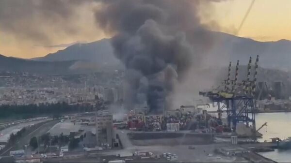 Над турецким портом в Искандеруне всё ещё поднимаются клубы дыма от пожара, начавшегося после землетрясения - Sputnik Армения