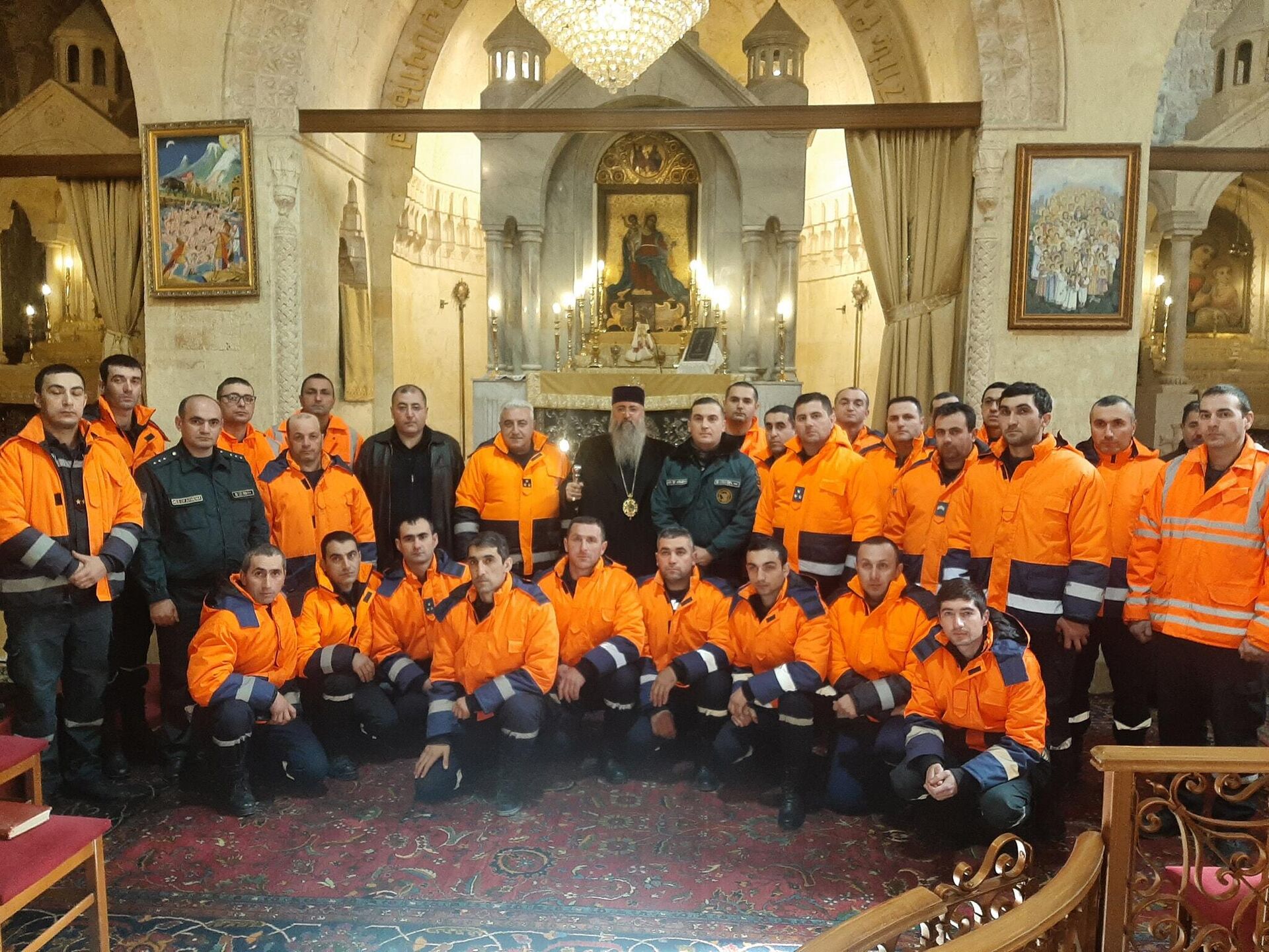 Группа Национальной спасательной службы, прибывшая в Алеппо, встретилась с настоятелем Армянской епархии  Гершем Т. Макаром Епископом Аргашяном (11 февраля 2023). Сирия - Sputnik Արմենիա, 1920, 11.02.2023