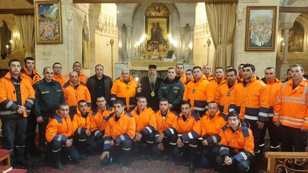 Группа Национальной спасательной службы, прибывшая в Алеппо, встретилась с настоятелем Армянской епархии  Гершем Т. Макаром Епископом Аргашяном (11 февраля 2023). Сирия - Sputnik Армения