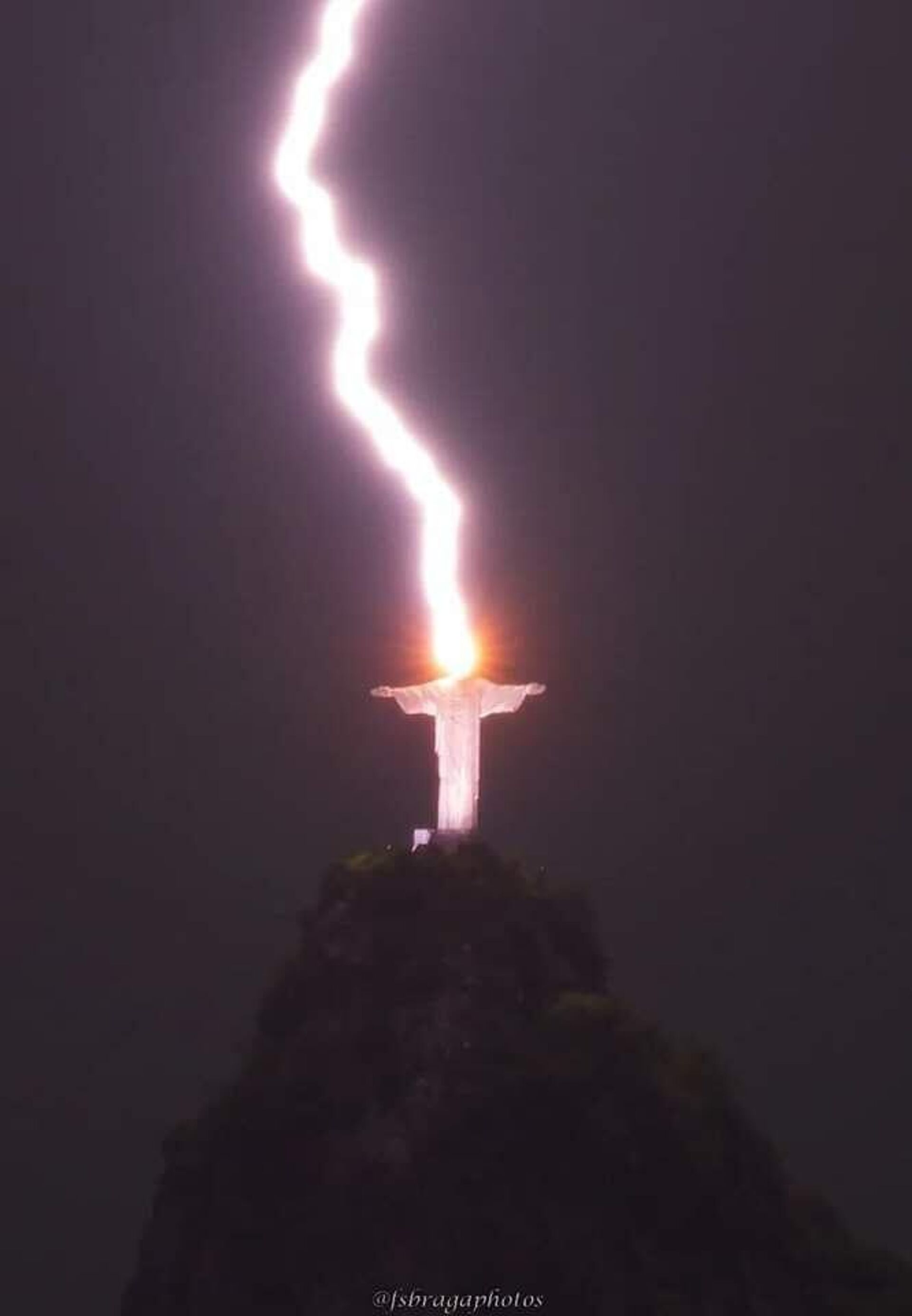 Молния ударила в статую Иисуса Христа в Рио-де-Жанейро - Sputnik Армения, 1920, 11.02.2023