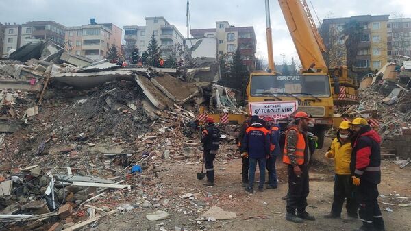 Спасатели у жилого дома, разрушенного в результате землетрясения в Кахраманмараше (10 февраля 2023). Турция - Sputnik Արմենիա