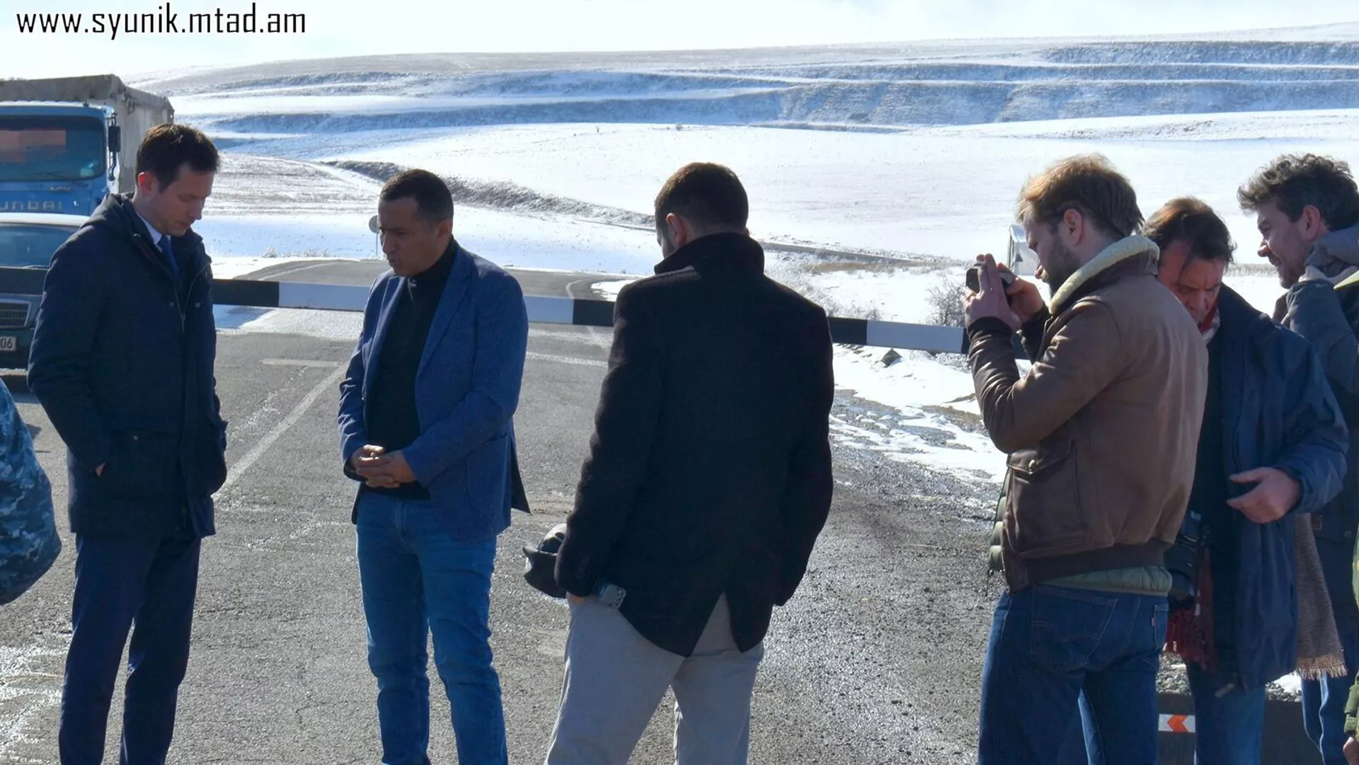 Губернатор Сюника Роберт Гукасян встретился с прибывшим в Сюник французским депутатом Европарламента, руководителем делегации партии Les Répucains - LR Франсуа-Кзавье Белламином (11 февраля 2023). Горис Губернатор Сюника Роберт Гукасян встретился с прибывшим в Сюник французским депутатом Европарламента, руководителем делегации партии Les Répucains - LR Франсуа-Кзавье Белламином (11 февраля 2023). Горис - Sputnik Армения, 1920, 12.02.2023