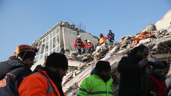 Разбор завалов на месте разрушенного в результате землетрясения здания в городе Адыямане (11 февраля 2023). Турция - Sputnik Արմենիա