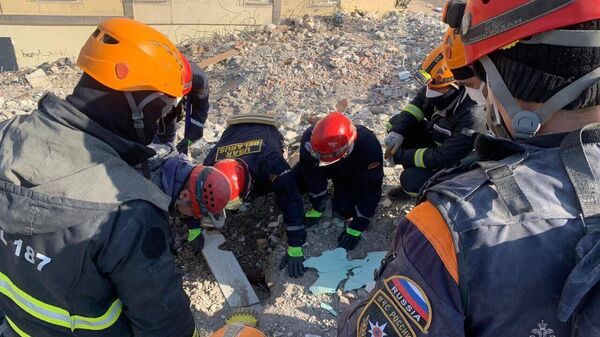 Спасатели МЧС России работают в зоне бедствия - Sputnik Армения