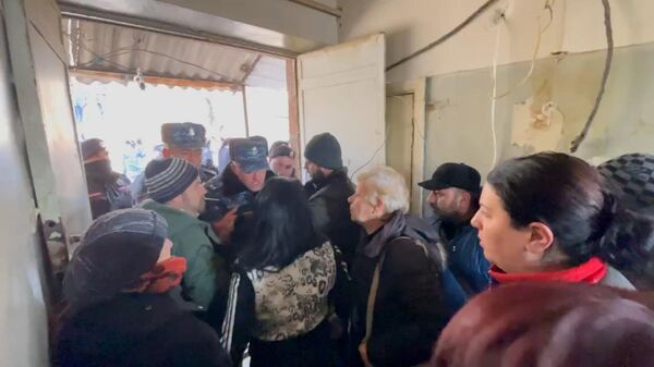  Ոստիկանները վտարում են ՀՀ ՊՆ նախկին շենքում ապրող ընտանիքներին - Sputnik Արմենիա
