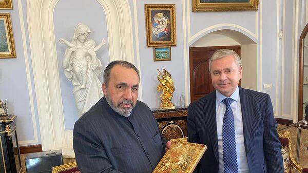 Вице-мэр Москвы Сергей Черемин встретился с Патриархом Нурханом Манукяном, в ходе своего официального визита в Израиль (17 февраля 2023). Иерусалим - Sputnik Армения