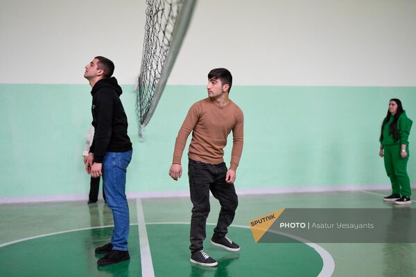 Ученики школы села Абовян играют в волейбол в спортзале школы - Sputnik Армения