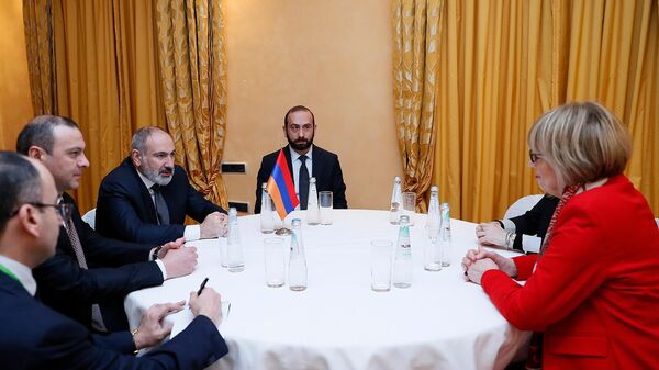 Премьер-министр Армении Никол Пашинян встретился с генеральным секретарем ОБСЕ Хельгой Шмидт в рамках Мюнхенской конференции по безопасности (17 февраля 2023). Мюнхен - Sputnik Армения
