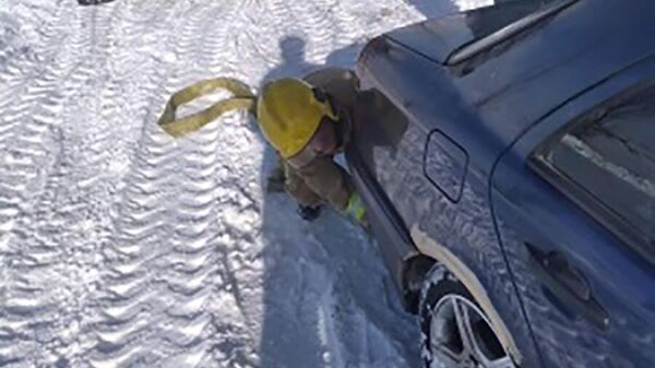 Спасатели выводят автомобиль из снежной блокады - Sputnik Армения
