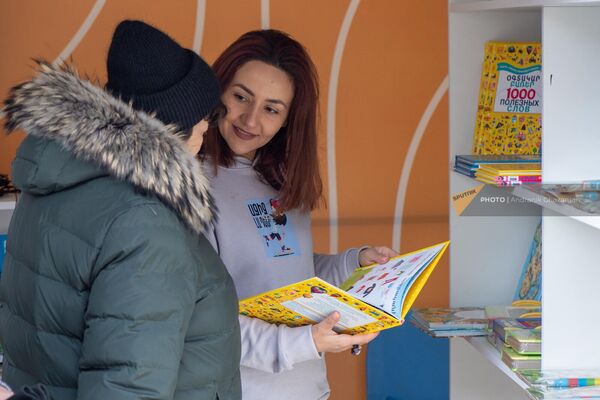 Женщины обсуждают издание в одном из книжных павильонов - Sputnik Армения