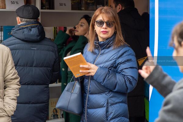 Женщина с книгой, посетившая акцию &quot;Читаем на армянском&quot; - Sputnik Армения