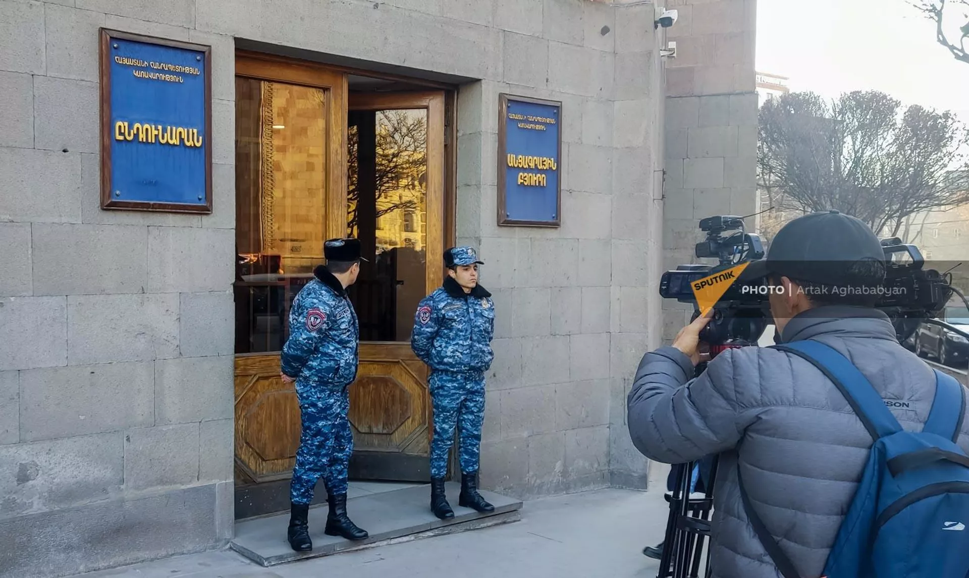 Родители военнослужащих, погибших в результате пожара в селе Азат, проводят акцию протеста перед зданием Министерства обороны (20 февраля 2023). Еревaн Родители военнослужащих, погибших в результате пожара в селе Азат, проводят акцию протеста перед зданием Министерства обороны (20 февраля 2023). Еревaн - Sputnik Армения, 1920, 20.02.2023