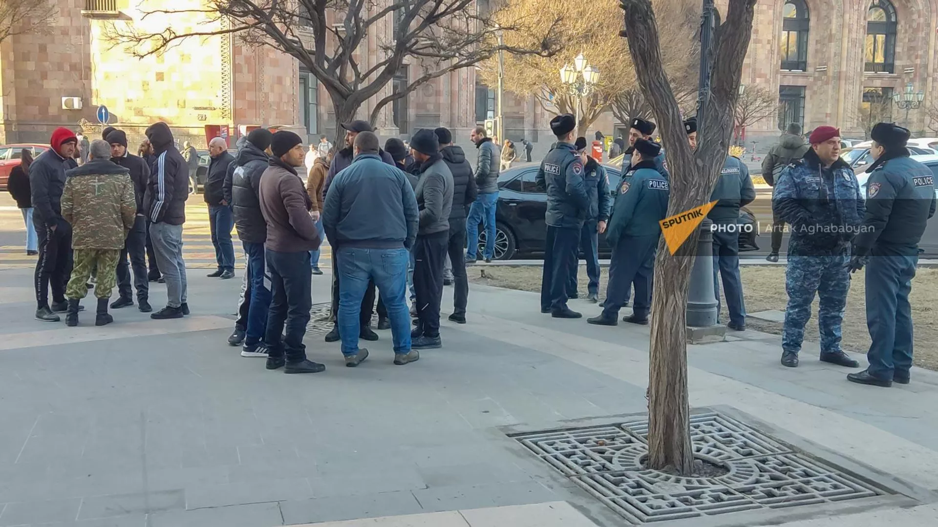 Родители военнослужащих, погибших в результате пожара в селе Азат, проводят акцию протеста перед зданием Министерства обороны (20 февраля 2023). Еревaн Родители военнослужащих, погибших в результате пожара в селе Азат, проводят акцию протеста перед зданием Министерства обороны (20 февраля 2023). Еревaн - Sputnik Армения, 1920, 20.02.2023