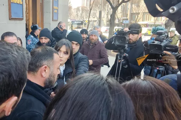 Родители военнослужащих, погибших в результате пожара в селе Азат, проводят акцию протеста перед зданием Министерства обороны (20 февраля 2023). Еревaн Родители военнослужащих, погибших в результате пожара в селе Азат, проводят акцию протеста перед зданием Министерства обороны (20 февраля 2023). Еревaн - Sputnik Армения