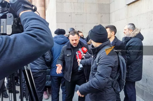 Родители военнослужащих, погибших в результате пожара в селе Азат, проводят акцию протеста перед зданием Министерства обороны (20 февраля 2023). Еревaн Родители военнослужащих, погибших в результате пожара в селе Азат, проводят акцию протеста перед зданием Министерства обороны (20 февраля 2023). Еревaн - Sputnik Армения