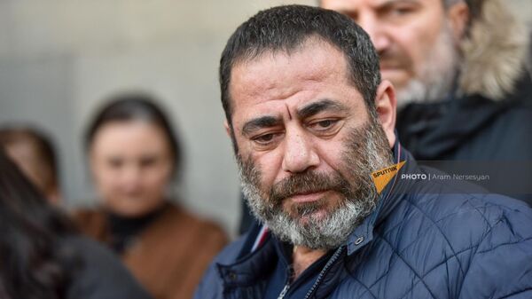 Отец погибшего в результате пожара в селе Азат Гагика Барсегяна, Арман Барсегян, на акции протеста перед зданием Министерства обороны (20 февраля 2023). Еревaн - Sputnik Армения