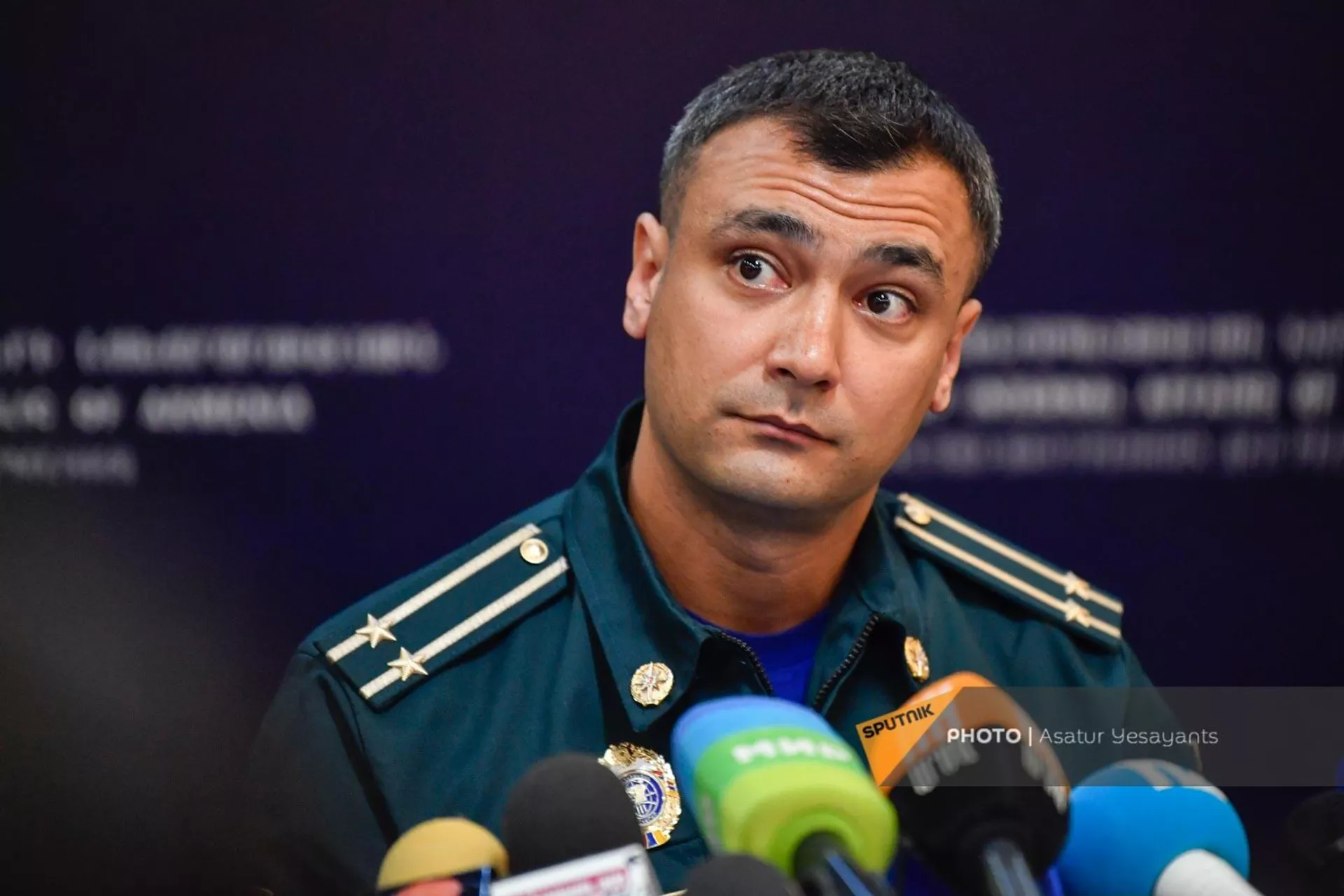Начальник оперативной смены Национального центра кризисного управления Спасательной службы МВД, подполковник Гари Армаганян на пресс-конференции завершивших свою миссию в Турции и Сирии сотрудников спасательной службы (20 февраля 2023). Еревaн Начальник оперативной смены Национального центра кризисного управления Спасательной службы МВД, подполковник Гари Армаганян на пресс-конференции завершивших свою миссию в Турции и Сирии сотрудников спасательной службы (20 февраля 2023). Еревaн - Sputnik Армения, 1920, 20.02.2023