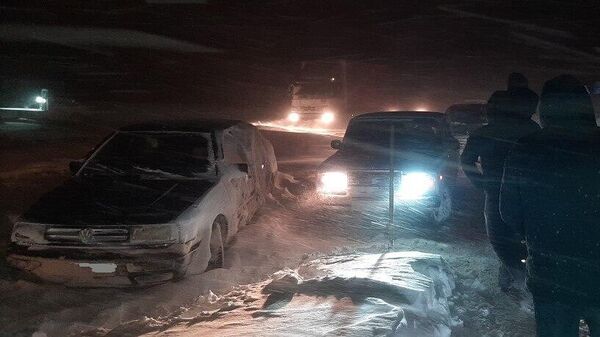 Спасатели вывели из блокады 50 автомобилей, застрявших из-за снежной бури на трассе, ведущей в село Цилкар (21 февраля 2023). Арагацотн - Sputnik Армения