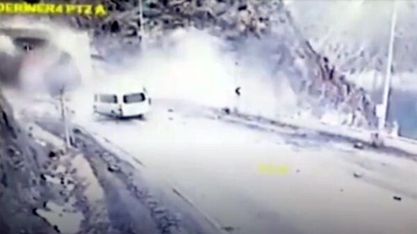 На северо-востоке Турции городе Артвин оползень обрушился на микроавтобус - Sputnik Армения