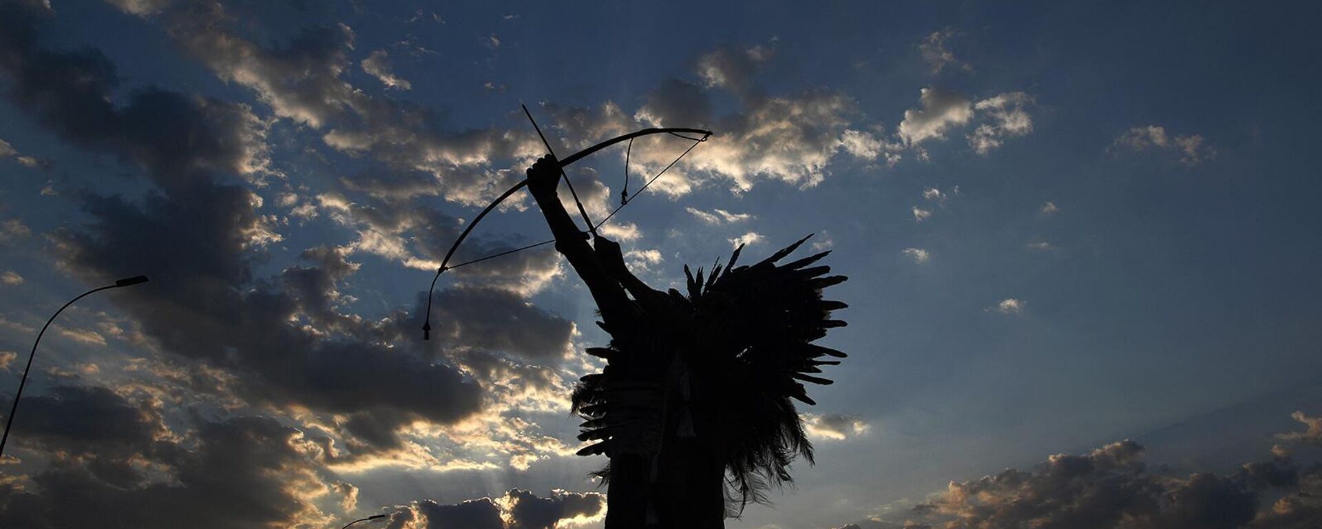 Протестующий из коренного населения позирует фотографам с луком и стрелами у здания Верховного суда (26 августа 2021). Бразилиа - Sputnik Армения, 1920, 25.02.2023