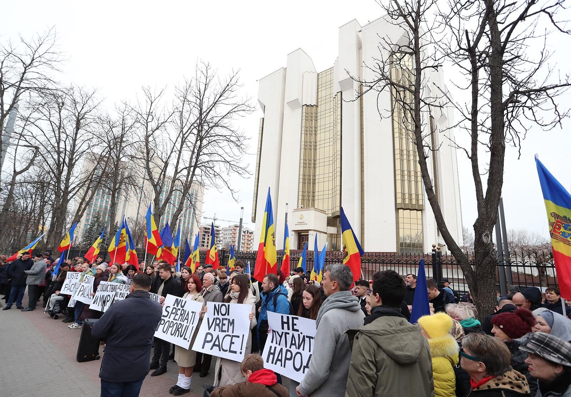 Участники акции оппозиции За мир проходят с плакатами и флагами у здания администрации президента Молдовы (25 февраля 2023). Кишинев - Sputnik Армения, 1920, 25.02.2023