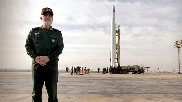 Командующий воздушно-космическими силами Корпуса стражей исламской революции Амирали Хаджизаде стоит перед иранской ракетой (22 апреля 2020). Иран - Sputnik Армения