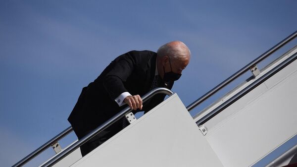 Президент США Джо Байден спотыкается, поднимаясь на борт самолета Air Force One на объединенной базе Эндрюс (19 марта 2021). Мэриленд - Sputnik Армения