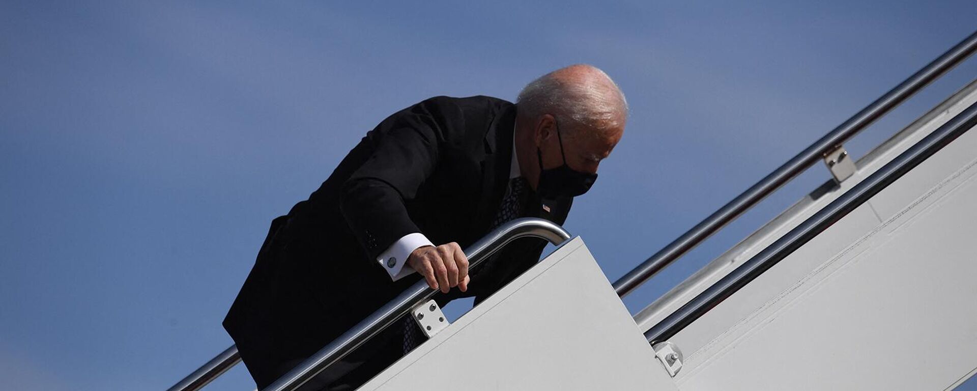 Президент США Джо Байден спотыкается, поднимаясь на борт самолета Air Force One на объединенной базе Эндрюс (19 марта 2021). Мэриленд - Sputnik Армения, 1920, 28.02.2023