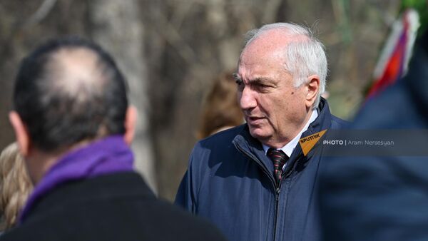 Арам Саркисян в числе представителей интеллигенции у хачкара памяти жертв Сумгаита в Цицернакаберде (28 февраля 2023). Еревaн - Sputnik Армения