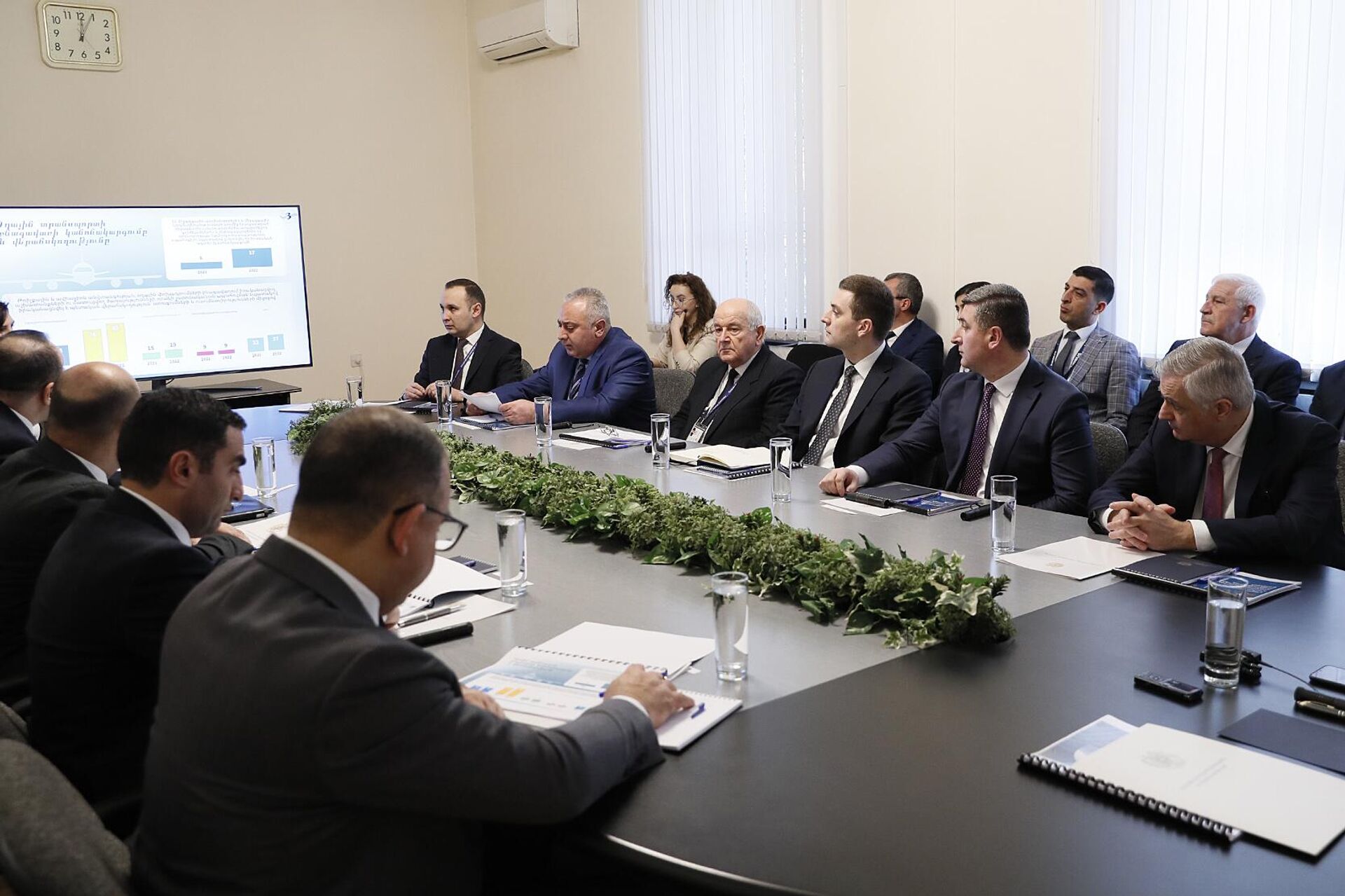Премьер-министр Никол Пашинян посетил Комитет гражданской авиации, где ознакомился с отчетом о деятельности структуры за 2022 год (28 февраля 2023). Еревaн - Sputnik Армения, 1920, 28.02.2023