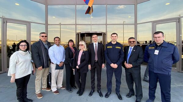 Представители таможенной и пограничной службы США с армянскими коллегами - Sputnik Արմենիա