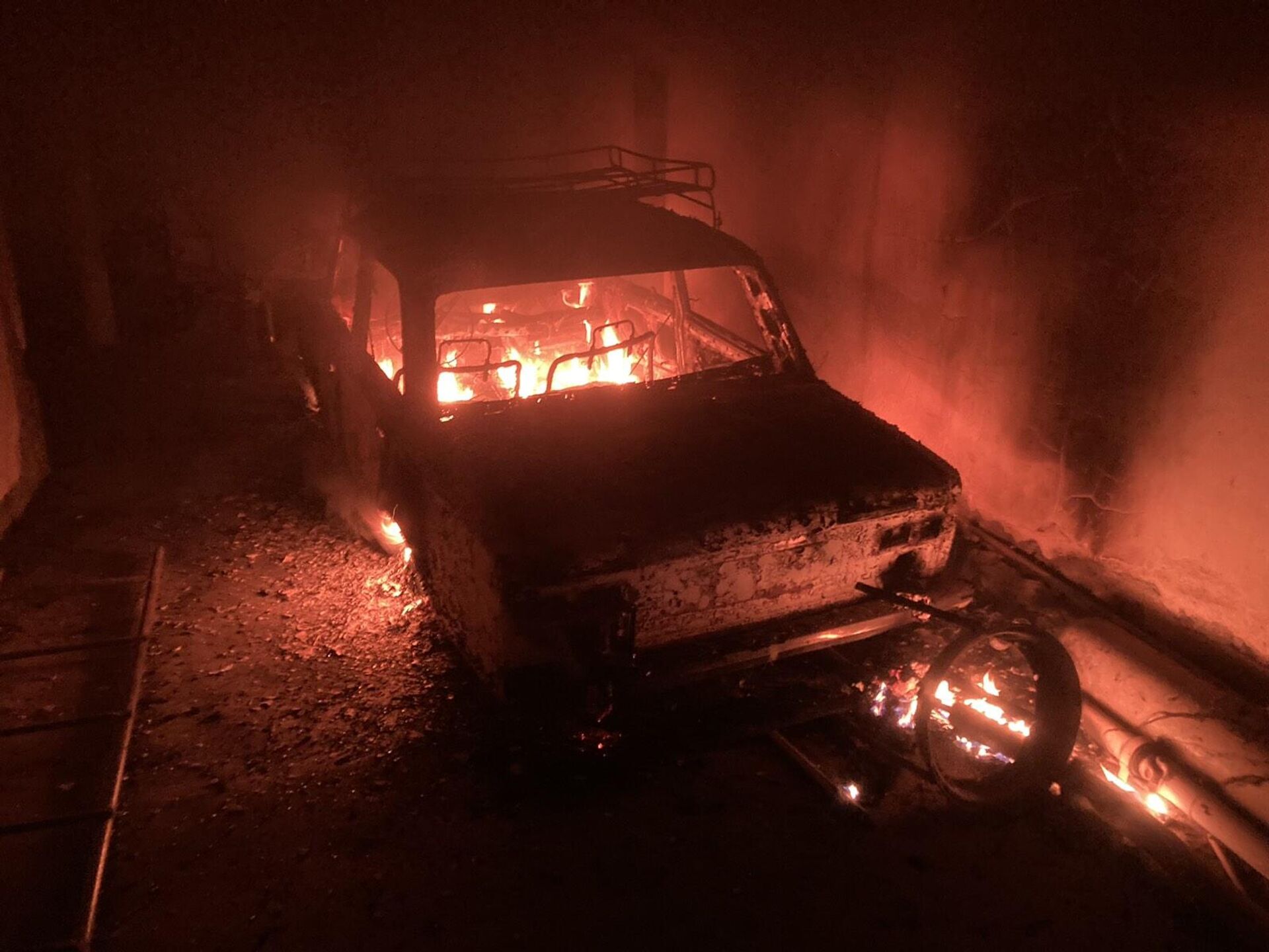 Спасатели тушат пожар в гараже возле одного из домов на улице Аветисян в селе Акнашен (1 марта 2023). Армавир - Sputnik Արմենիա, 1920, 01.03.2023