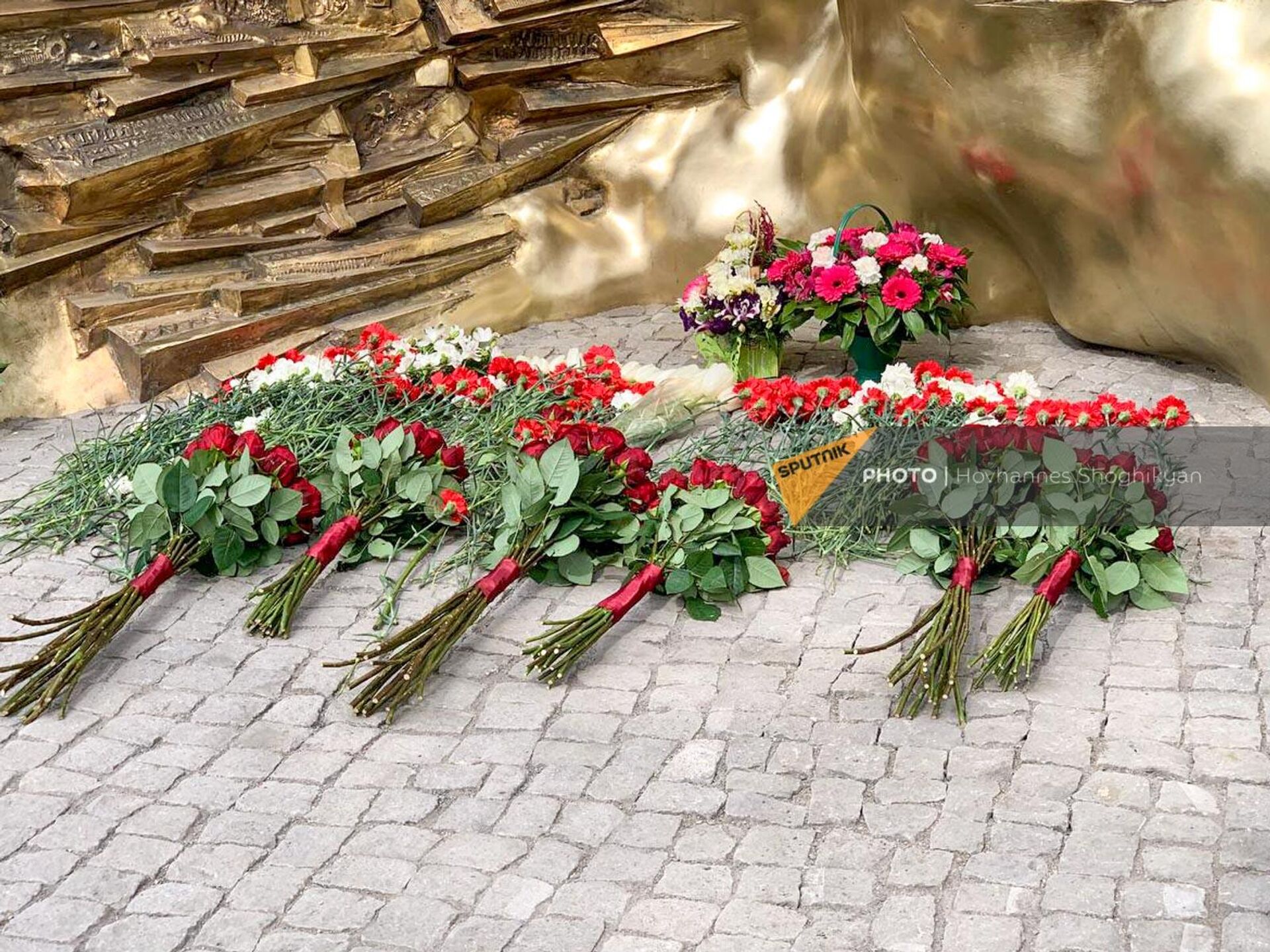 Цветы у памятника жертвам трагедии 1 марта - Sputnik Армения, 1920, 01.03.2023