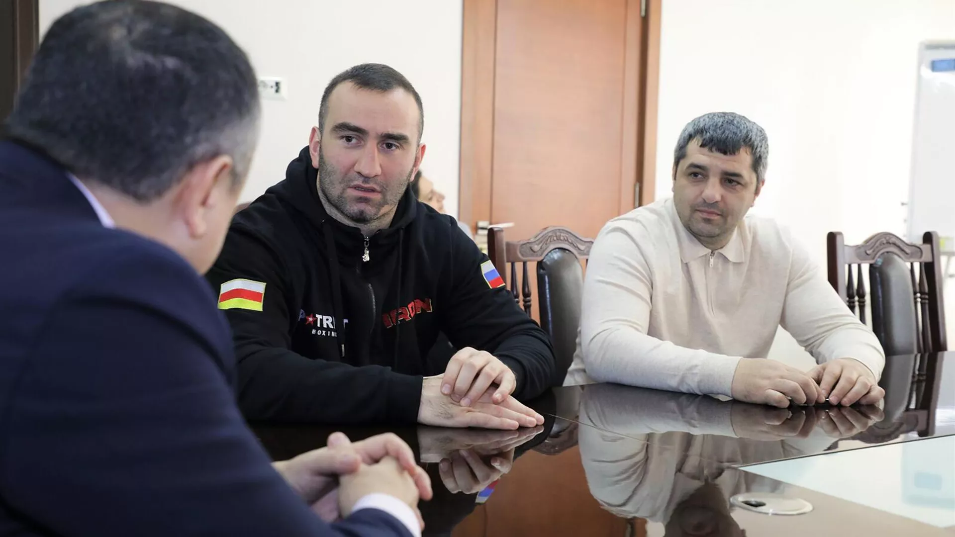 Замминистра ОНКС РА Карен Гилоян принял бывшего чемпиона мира в супертяжелом весе по версиям WBA и IBF Мурада Гасиева (1 марта 2023). Еревaн Замминистра ОНКС РА Карен Гилоян принял бывшего чемпиона мира в супертяжелом весе по версиям WBA и IBF Мурада Гасиева (1 марта 2023). Еревaн - Sputnik Армения, 1920, 01.03.2023