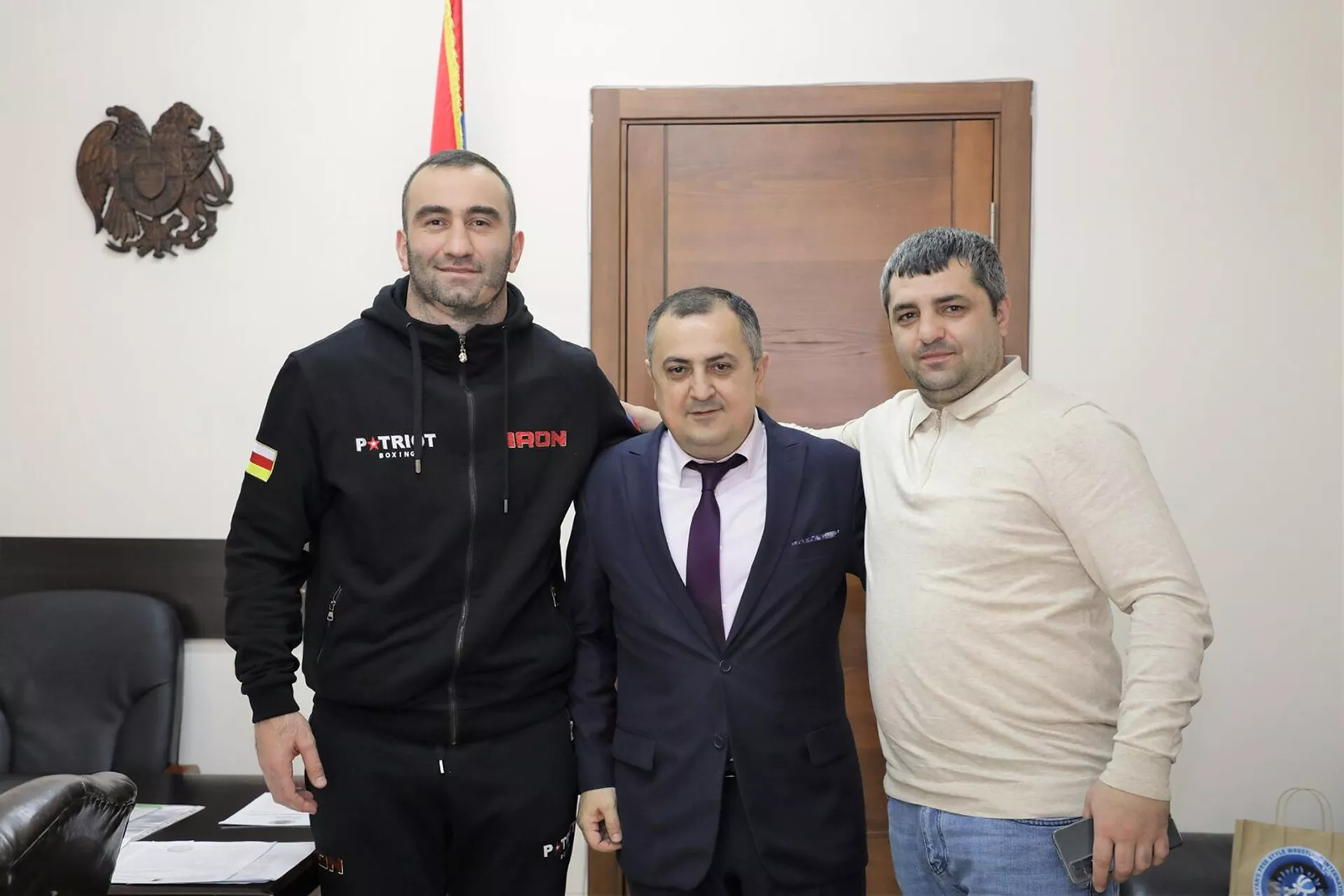 Замминистра ОНКС РА Карен Гилоян принял бывшего чемпиона мира в супертяжелом весе по версиям WBA и IBF Мурада Гасиева (1 марта 2023). Еревaн Замминистра ОНКС РА Карен Гилоян принял бывшего чемпиона мира в супертяжелом весе по версиям WBA и IBF Мурада Гасиева (1 марта 2023). Еревaн - Sputnik Армения, 1920, 01.03.2023