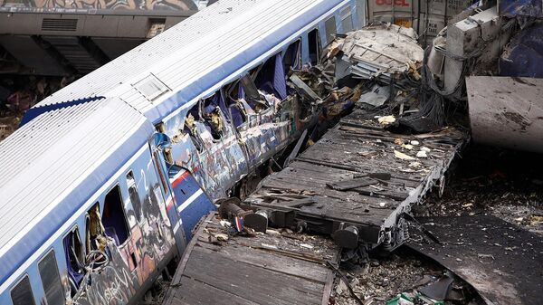 Обломки поездов на железнодорожных путях после столкновения в Темпе (1 марта 2023). Греция - Sputnik Армения