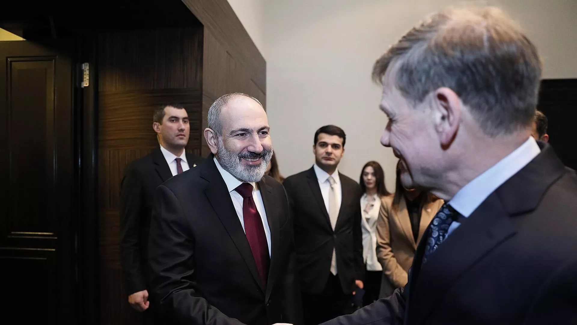 Премьер-министр Никол Пашинян провел рабочий завтрак с членами группы дружбы Германия-Южный Кавказ Бундестага во главе с председателем группы Йоханом Дэвидом Вадефулом (3 марта 2023). Германия Премьер-министр Никол Пашинян провел рабочий завтрак с членами группы дружбы Германия-Южный Кавказ Бундестага во главе с председателем группы Йоханом Дэвидом Вадефулом (3 марта 2023). Германия - Sputnik Армения, 1920, 03.03.2023