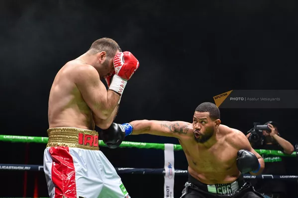 Поединок за титул интерконтинентального чемпиона мира по версии WBA в весовой категории больше 90,7кг между боксерами Майком Балогуном (США) и Муратом Гассиевым (Россия) в спортивно-концертном комплексе им.К.Демирчяна (4 марта 2023). Еревaн - Sputnik Армения