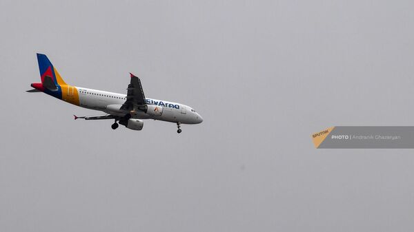 Самолет авиакомпании FlyArna подлетает к аэропорту Звартноц - Sputnik Армения