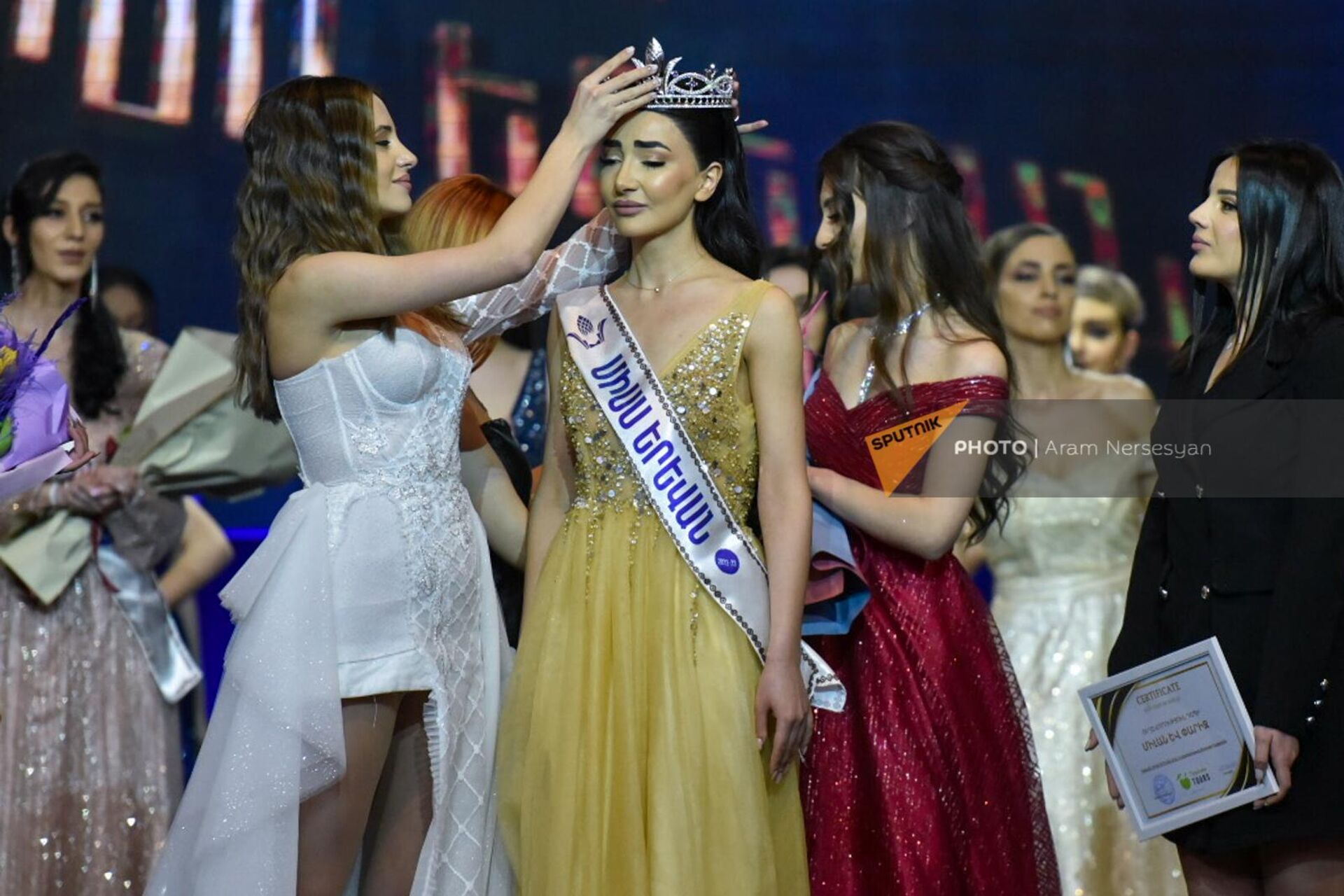 Победительница конкурса красоты Мисс Ереван Ани Петросян получает свою корону (7 марта 2023). Еревaн - Sputnik Արմենիա, 1920, 07.03.2023
