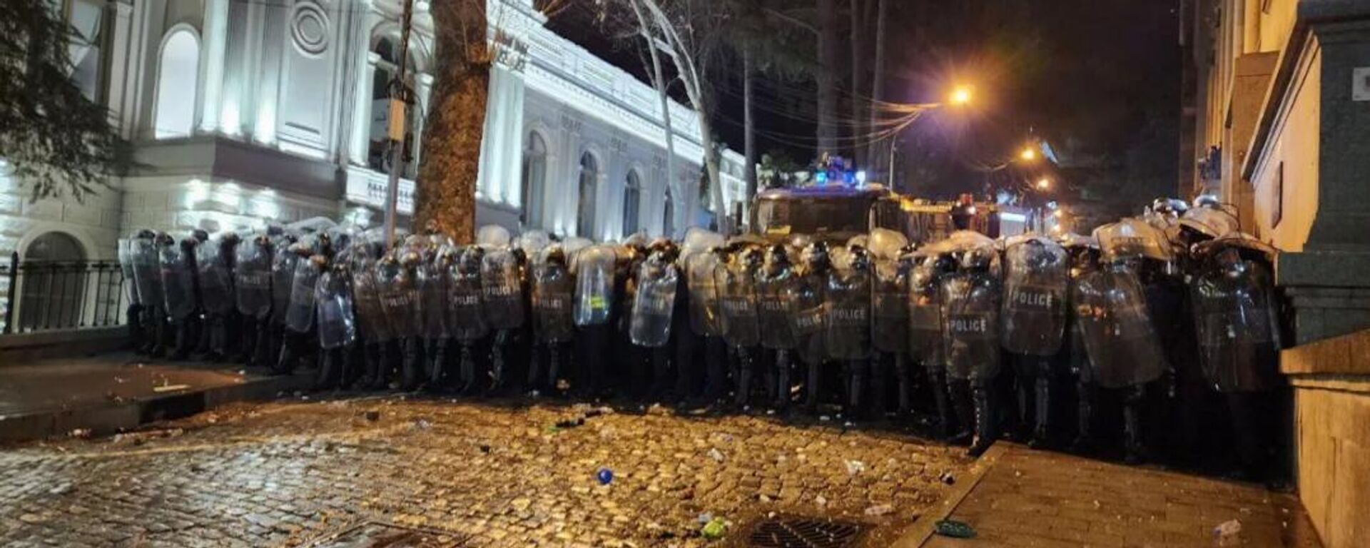Полиция со щитами во время акции против законопроекта об иноагентах (7 марта 2023). Тбилиси - Sputnik Армения, 1920, 08.03.2023