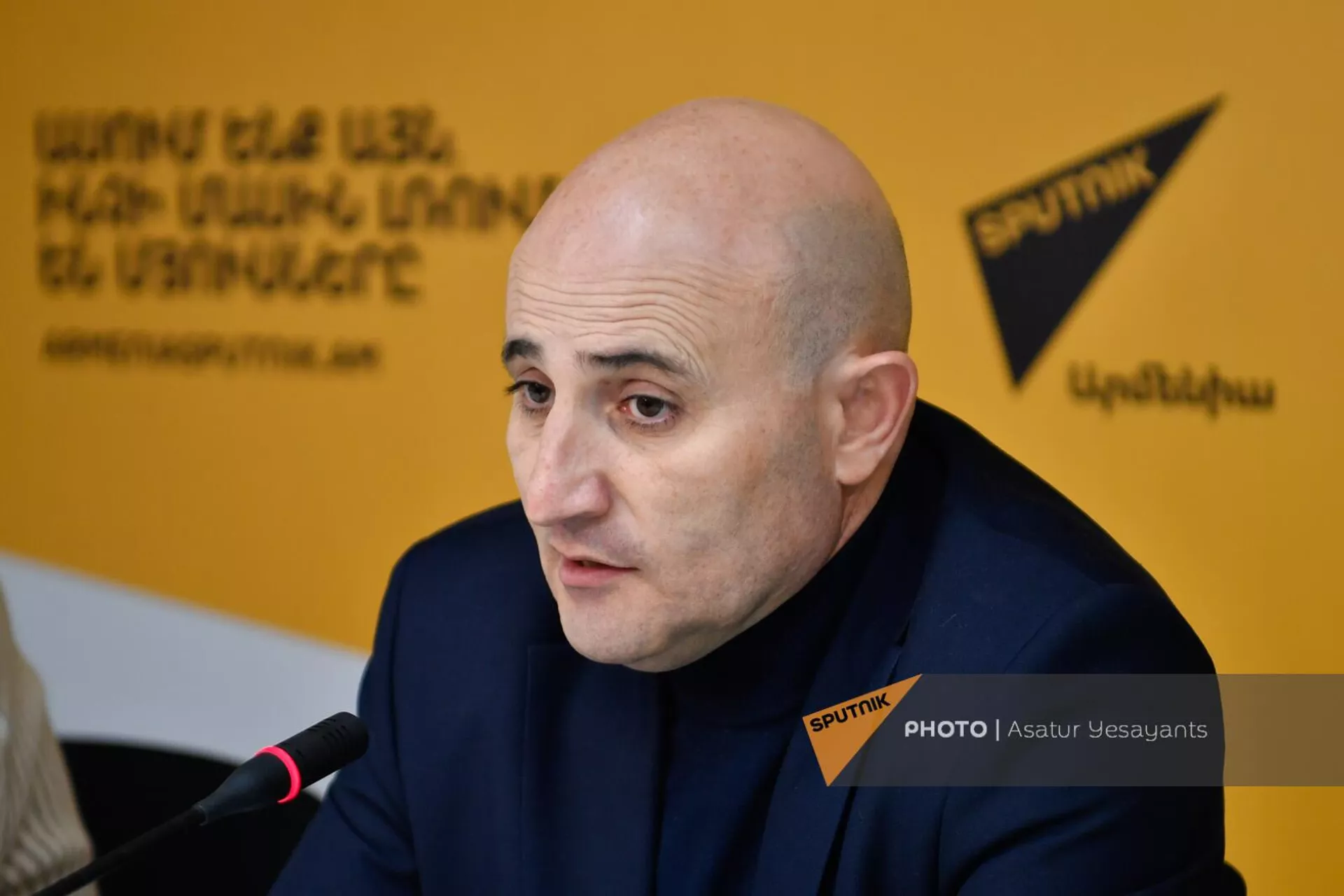 Председатель Федерации туризма Армении Мехак Апресян на пресс-конференции по теме Чем Армения может быть интересна туристам? (9 марта 2023). Еревaн Председатель Федерации туризма Армении Мехак Апресян на пресс-конференции по теме Чем Армения может быть интересна туристам? (9 марта 2023). Еревaн