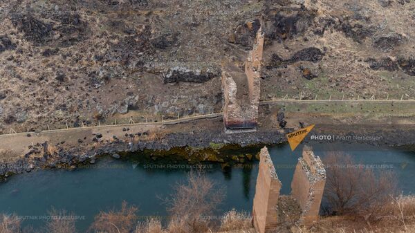 Разрушенный Анийский мост через реку Ахурян на границе Армении и Турции - Sputnik Армения