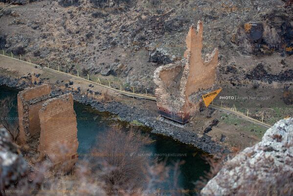 Добраться до моста трудно из-за окружающих его скал - Sputnik Армения