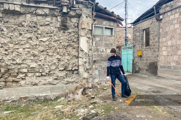 Молодые людей из России и других стран занимаются уборкой улиц и двориков города Гюмри - Sputnik Армения