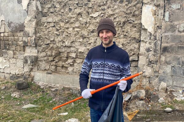 Мультипликатор Андрей занимается уборкой улиц и двориков города Гюмри - Sputnik Армения