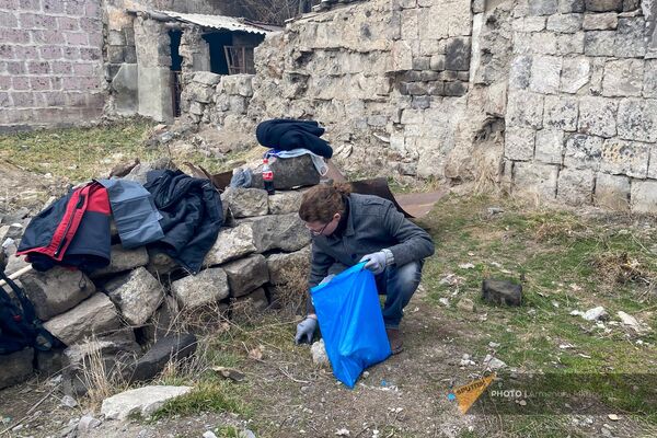 Программист Александр Орлов занимается уборкой улиц и двориков города Гюмри - Sputnik Армения