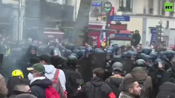 На митинге против пенсионной реформы в Париже начались беспорядки - Sputnik Армения