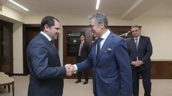 Министр обороны Сурен Папикян принял председателя-учредителя международной политической консалтинговой организации Расмуссен Глобал и бывшего генерального секретаря НАТО Андерса Фог Расмуссена (13 марта 2023). Еревaн - Sputnik Армения