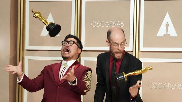 Дэниел Кван (слева) и Дэниел Шайнерт со своими наградами За лучший фильм за фильм Все везде и сразу в зале для прессы на церемонии вручения премии Оскар (12 марта 2023). Лос-Анджелес - Sputnik Армения